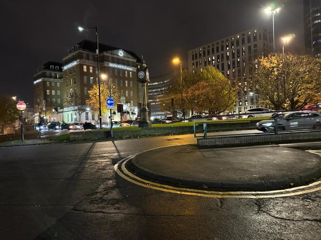 *Luxury 9Ine Lush Jacuzzi Apartment & Balcony* Birmingham Exterior photo